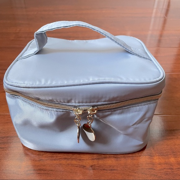 🧖🏻‍♀️ 4/$25 🆕 Baby Blue Cosmetic Bag w/Handle - Picture 1 of 6